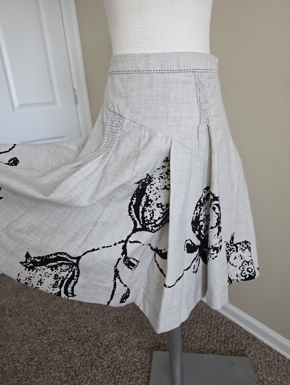 Vintage Beige Wool Skirt with Floral Print Detail Size 2